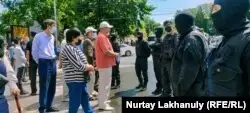 Абай ескерткіші маңында полиция наразылық митингісіне келген адамдарды алаңға өткізбей тұр. Алматы, 6 маусым 2020 жыл.