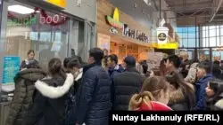 Bek Air-ден билет алған бір топ студент үйлеріне қайта алмай отырғанын айтады