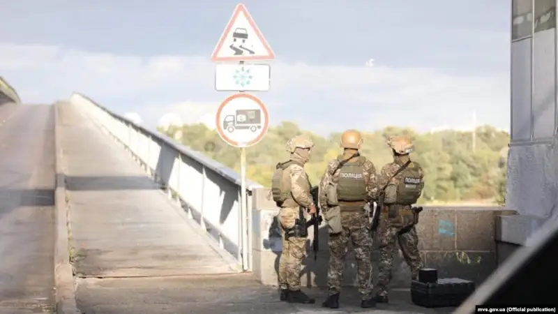 Киевте көпірді жарам деп қоқан-лоқы көрсеткен адам ұсталды