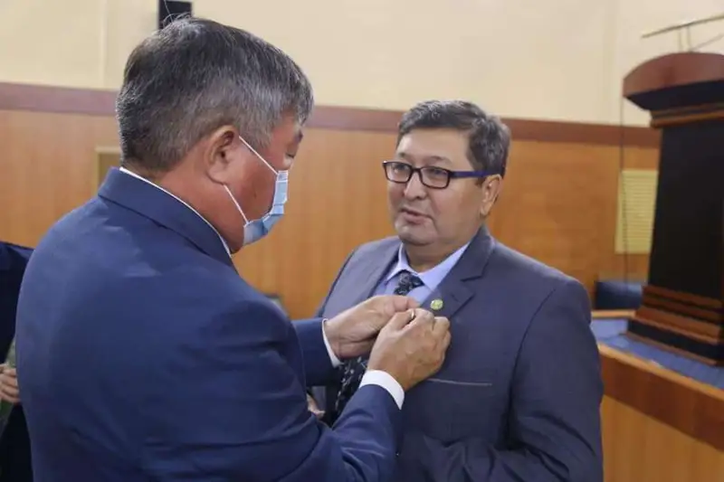 Бір-біріне медаль тағып мәз болды