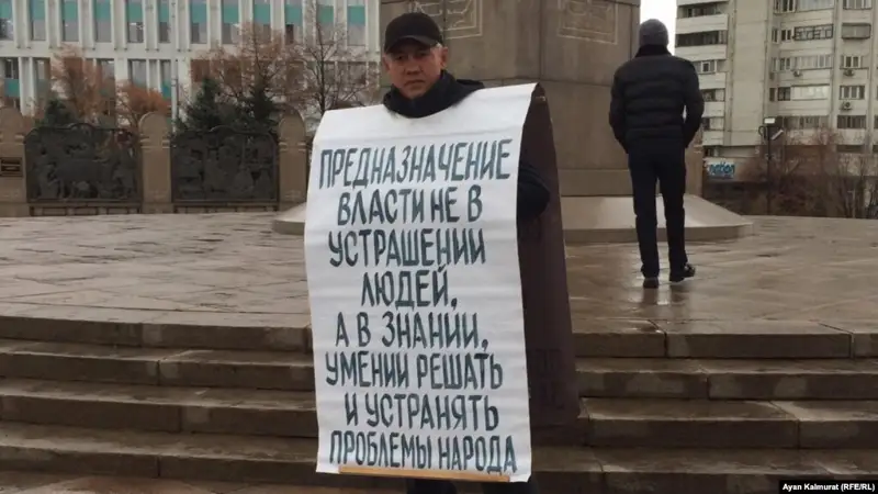 Қамаудан босаған Асхат Жексебаев жалғыз адам пикетін жалғастырды