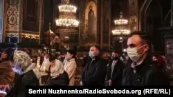 Омск шіркеуіне мінәжатқа келгендер мен священник журналистерге қол көтерген