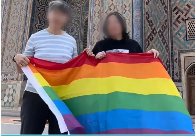 Қожа Ахмет Ясауи кесенесі маңында ЛГБТ туын көтергендер жұрттың ашуына тиді