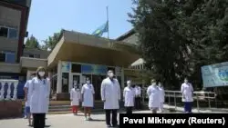 Тоқаев коронавируспен күресте көз жұмған 42 медқызметкерді марапаттады
