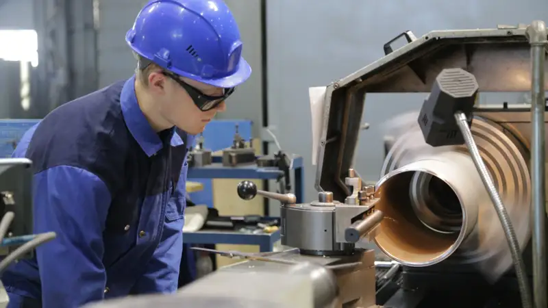 кәсіпорындағы жігіт