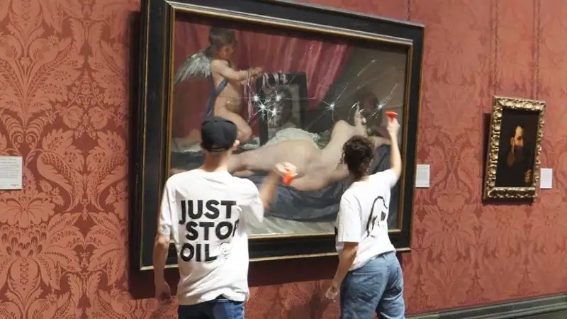 Жүргізуші тікелей эфирдегі эротикада шешінді.