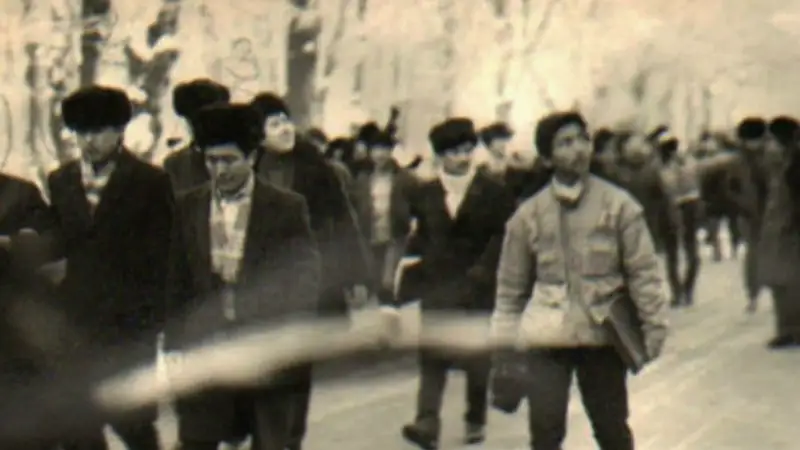 Буыны қатпаған жас өскін қазақ екенін, тәуелсіз екенін айтып, тақылдап өлең оқиды. 16 желтоқсан – қастерлі күн екен. Қаламы қатпаған, жазуы қалыпқа түсіп үлгермеген жас бісміллә деп қолына қалам алып, толғап кеткенде ең алдымен 16 желтоқсанды айналып-толғанады. 16 желтоқсан – қасиетті күн екен. Бірақ иек астында тұрған Жаңа жыл мерекесінің қызылды-жасылды оттармен көмкерілген еңселі шыршалардың жарығы көзді қарықтырып, ұлы мерекені көмескілеп тастай береді. Оған ақыл тоқтатқан ағалары түсіндіреді: 16 желтоқсан – қасіретті күн екен. Күрес күні екен...