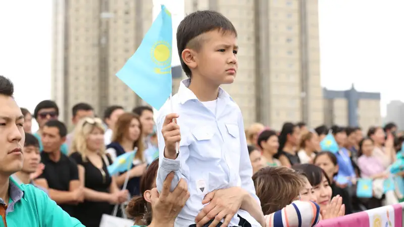 мальчик держит флаг