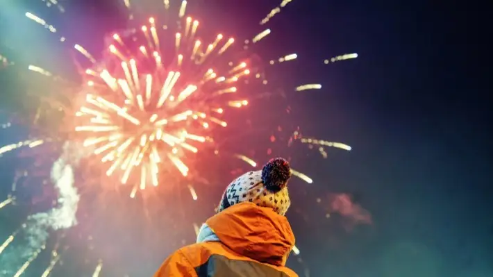 отшашуға қарап тұрған бала