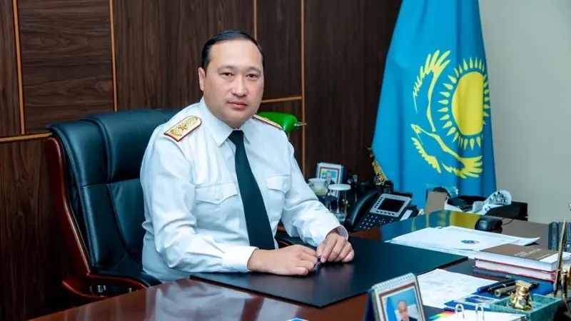 Айдар Сайтбеков жұмыс бөлмесінде отыр