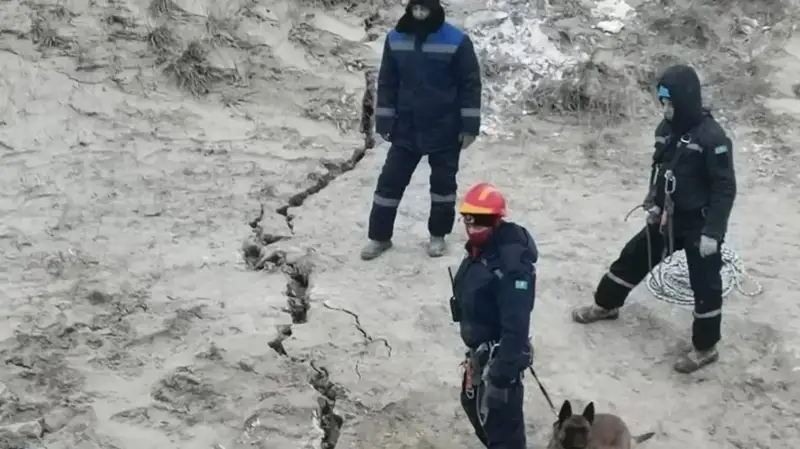 Үш құтқарушы жарылған жерде тұр