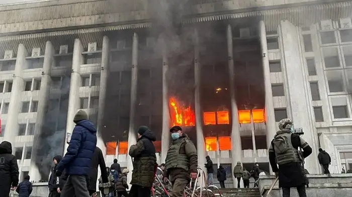 Алматы әкімдігі жанып жатыр