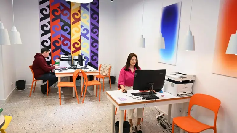 кітапханадағы оқырмандар