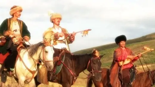 Ол ер адамды қолына көтеріп, сорды