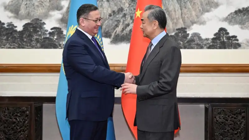 Мұрат Нұртілеу мен Ван И