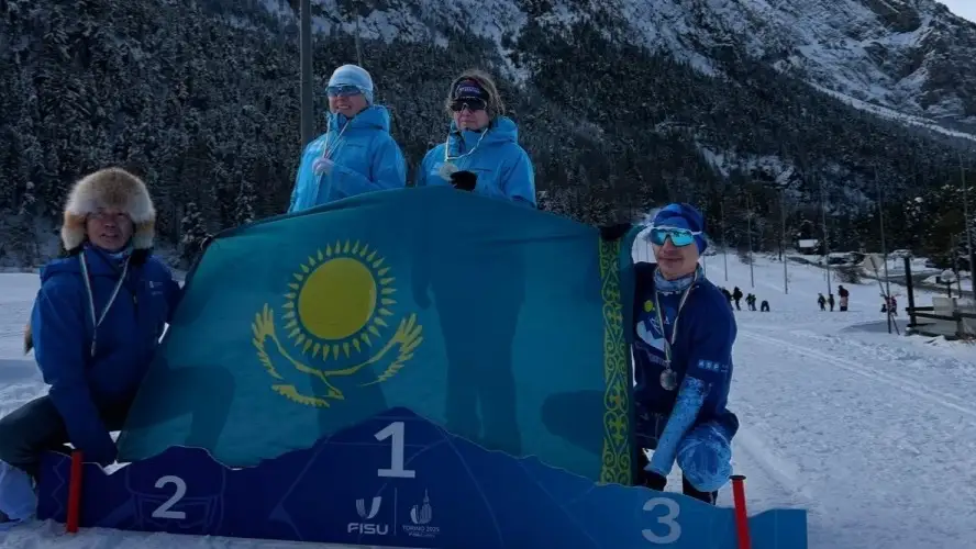 Бұл фотодағы трусиктер арқылы көрінеді. Ыстық қара тері қыз