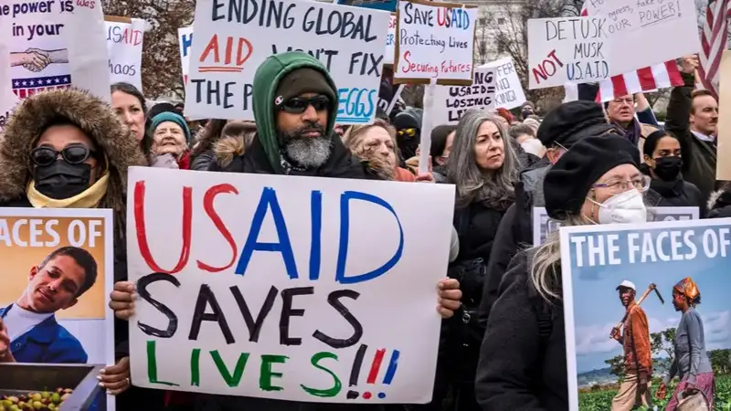 Вашингтондағы USAID-тің қаржыландыруын қысқартуға қарсылар тобы