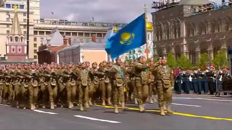 Мәскеу парадындағы қазақ әскері