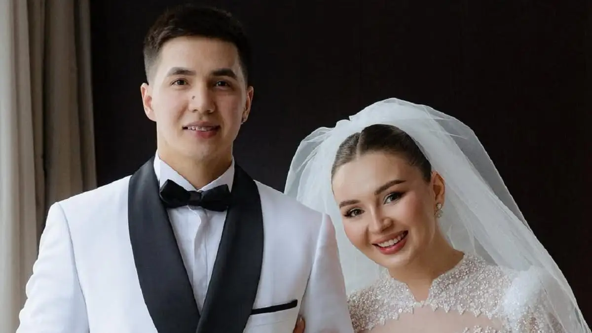 Ыстық аққұба Джули Кэш өзінің барлық активтерін үлкен төсекте көрсетеді