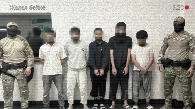 Ересек әйел үйіне электрик шақырды (порно)